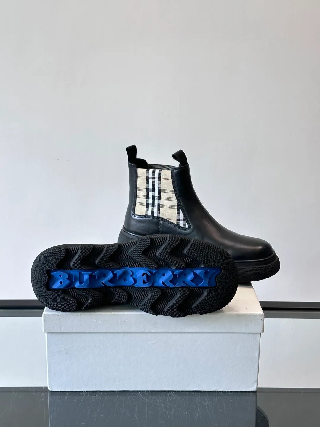 [Burberry] Top P: 920💰 Size: 39-44 (45. Customized) Burberry Matrix shoes👟Burberry autumn and winter men's high-top Chelsea boots, made with heavy industry! The upper is made of imported cowhide, with a slip-on design, classic plaid elastic straps, fine leather, and full of details. It is equipped with a classic and durable rubber thick sole, which increases the length of the legs. The cowhide lining is comfortable and breathable. It is easy to wear and fashionable, business and leisure, full of exquisite Italian style, and has a great look!